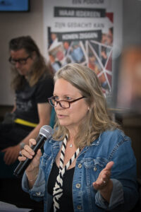 Nikki Petit draagt haar Petit Koenfeeranse voor tijdens het Speakers Corner debat over mobiliteit in Gent